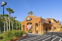 un edificio en una calle con palmeras en Days Inn by Wyndham Orange Park&#47;Jacksonville, en Orange Park