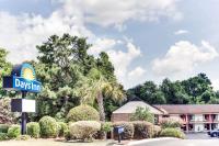 una señal para un día de posada delante de un edificio en Americas Best Value Inn Aiken, en Aiken