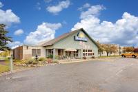 Un edificio con un cartel en el costado. en Days Inn by Wyndham International Falls, en International Falls
