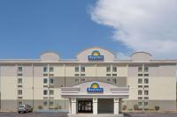 ウィルクス・バリにあるDays Inn by Wyndham Wilkes Barreの正面に看板があるホテル