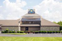 モーミーにあるDays Inn by Wyndham Maumee&#47;Toledoの駐車場付きのAQQインビルディングの景色を望めます。