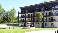 un edificio con una fuente en frente en Waldhotel Rainau, en Ellwangen
