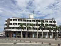 Un edificio con palmeras delante. en Hotel Oriente, en Veracruz