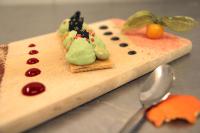 une plaque de nourriture sur une planche de découpe en bois dans l'établissement Domaine de Sainte-Croix, à Sainte-Croix