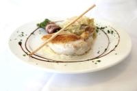 une assiette de nourriture avec un morceau de poulet avec des baguettes dans l'établissement Domaine de Sainte-Croix, à Sainte-Croix