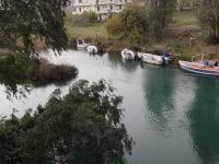 Výhled na řeku, která protéká v blízkosti hotelu