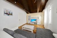 Televízia a/alebo spoločenská miestnosť v ubytovaní Apartments Gvarda