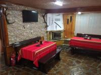 TV a/nebo společenská místnost v ubytování Ваканционно селище Ива