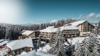 パンポロボにあるPerelik Hotelの雪に覆われた山中のリゾート