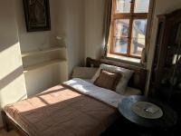 Postel nebo postele na pokoji v ubytování Queen Bee apartments