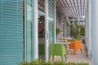 ウボンラーチャターニーにあるブリスウボンのバルコニーにテーブルと椅子が置かれたパティオ