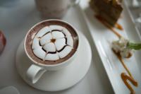 ウボンラーチャターニーにあるブリスウボンの皿に盛られたコーヒーとケーキ1個