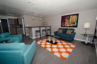 ein Wohnzimmer mit zwei blauen Sofas und einem Teppich in der Unterkunft Thunderbird Boutique Hotel in Las Vegas