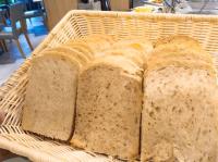 ウボンラーチャターニーにあるブリスウボンのパンのスライスが詰まったバスケット