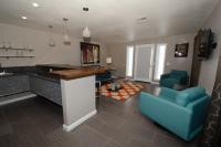 ein Wohnzimmer mit einer Bar und 2 blauen Stühlen in der Unterkunft Thunderbird Boutique Hotel in Las Vegas