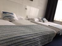 Een bed of bedden in een kamer bij Hotel 't Witte Huys Scheveningen