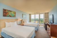 Zimmer Bayside at Sandestin mit 2 Doppelbetten und Blick auf das Resort 