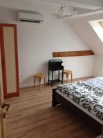 Posteľ alebo postele v izbe v ubytovaní King Apartman
