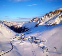 una vista aérea de una estación de esquí en la nieve en Hotel Savoia, en Canazei