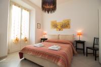 Un dormitorio con una cama con dos toallas encima. en Bronzino 53, en Florencia