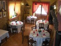 uma sala de jantar com mesas e cadeiras brancas em Agriturismo Il Ranch em Portopalo