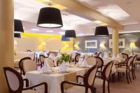 Reštaurácia alebo iné gastronomické zariadenie v ubytovaní Pensjonat Kazimierski