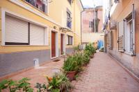 un callejón con plantas y edificios en una ciudad en Davi, en Cagliari