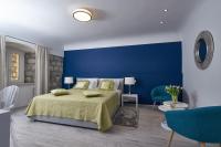Un dormitorio azul con una cama y una pared azul. en Apartments Giron, en Dubrovnik