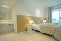 Posteľ alebo postele v izbe v ubytovaní Belaire 4 bedroom apartment