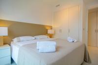 Posteľ alebo postele v izbe v ubytovaní Belaire 4 bedroom apartment
