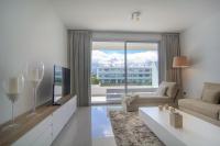 Televízia a/alebo spoločenská miestnosť v ubytovaní Belaire 4 bedroom apartment