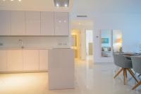 Kuchyňa alebo kuchynka v ubytovaní Belaire 4 bedroom apartment