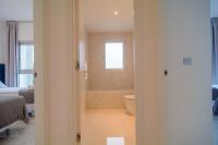 Posteľ alebo postele v izbe v ubytovaní Belaire 4 bedroom apartment