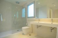 Kúpeľňa v ubytovaní Belaire 4 bedroom apartment