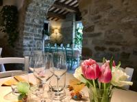 Una mesa con copas de vino y flores encima. en Agriturismo Fonte Rosa, en Fiastra