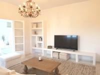 TV a/nebo společenská místnost v ubytování Artemis Sunny Villa