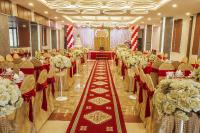 ヴィンにあるMuong Thanh Vinh Hotelの赤と金のテーブルと椅子が備わる宴会場