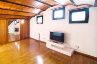 TV a/nebo společenská místnost v ubytování Galligants Apartment