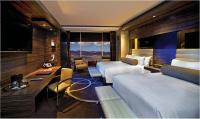 ein Hotelzimmer mit zwei Betten und einem Schreibtisch in der Unterkunft M Resort Spa &amp; Casino in Las Vegas