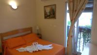 A bed or beds in a room at Hostal Huespedes Toledo