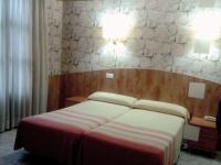 Posteľ alebo postele v izbe v ubytovaní HOTEL FORNOS - Barcelona