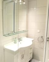 Kúpeľňa v ubytovaní Spacious & Sunny Kolonaki Apt 5 mins metro/ACx3/1.5 BT