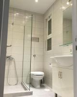 Kúpeľňa v ubytovaní Spacious & Sunny Kolonaki Apt 5 mins metro/ACx3/1.5 BT