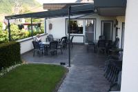 布鲁蒂格-凡克尔布鲁恩霍夫酒店的坐在庭院桌子上的人