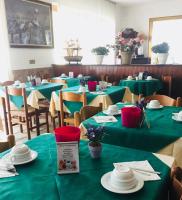 Reštaurácia alebo iné gastronomické zariadenie v ubytovaní Hotel Primavera
