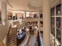 une vue aérienne d'un centre commercial avec des gens à l'intérieur dans l'établissement Concorde El Salam Sharm El Sheikh Front Hotel, à Charm el-Cheikh