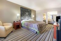 ウェスト・モンローにあるSuper 8 by Wyndham West Monroeのベッドとソファのあるホテルの部屋