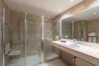 A bathroom at URH Ciutat de Mataró