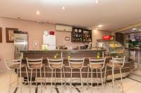 eine Bar mit vielen Hockern in einer Küche in der Unterkunft Tri Hotel Criciúma in Criciúma