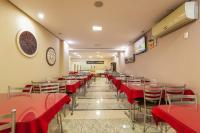 ein Esszimmer mit roten Tischen und Stühlen in der Unterkunft Tri Hotel Criciúma in Criciúma